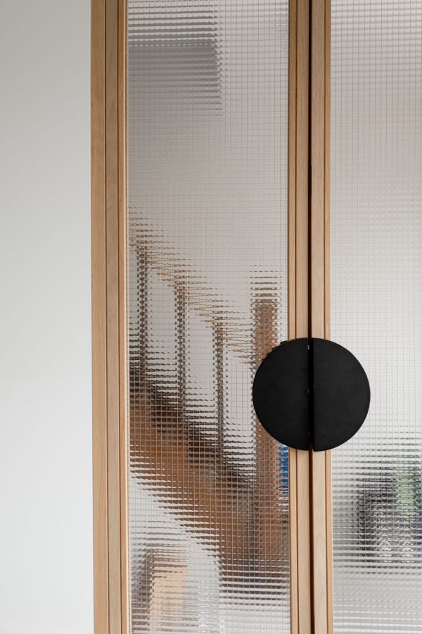 glazen deur met ronde trekker