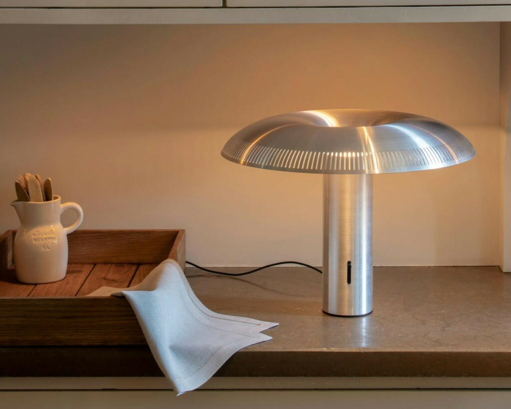 Illumina table lamp